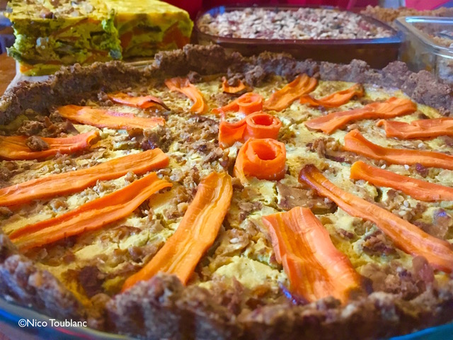savoureuse quiche « lorraine » vegan sans gluten, agrémentée de lamelles de carottes.